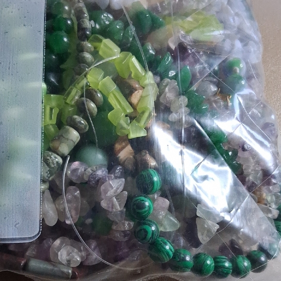 Full Quart Bag Lot of Mostly Gemstone Beads And 2 Packs of Seed Beads - Picture 5 of 11